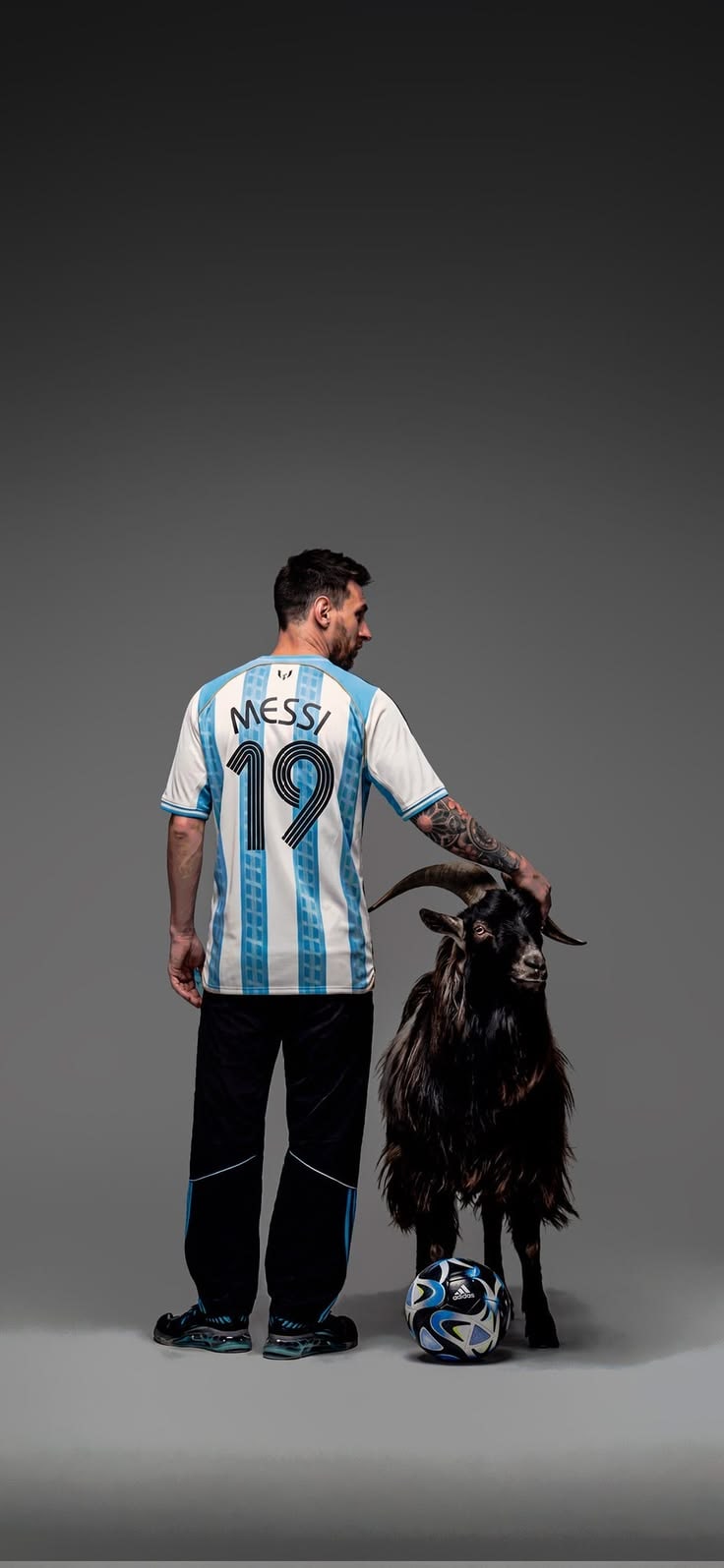 Messi de espaldas con la camiseta 19 y una cabra